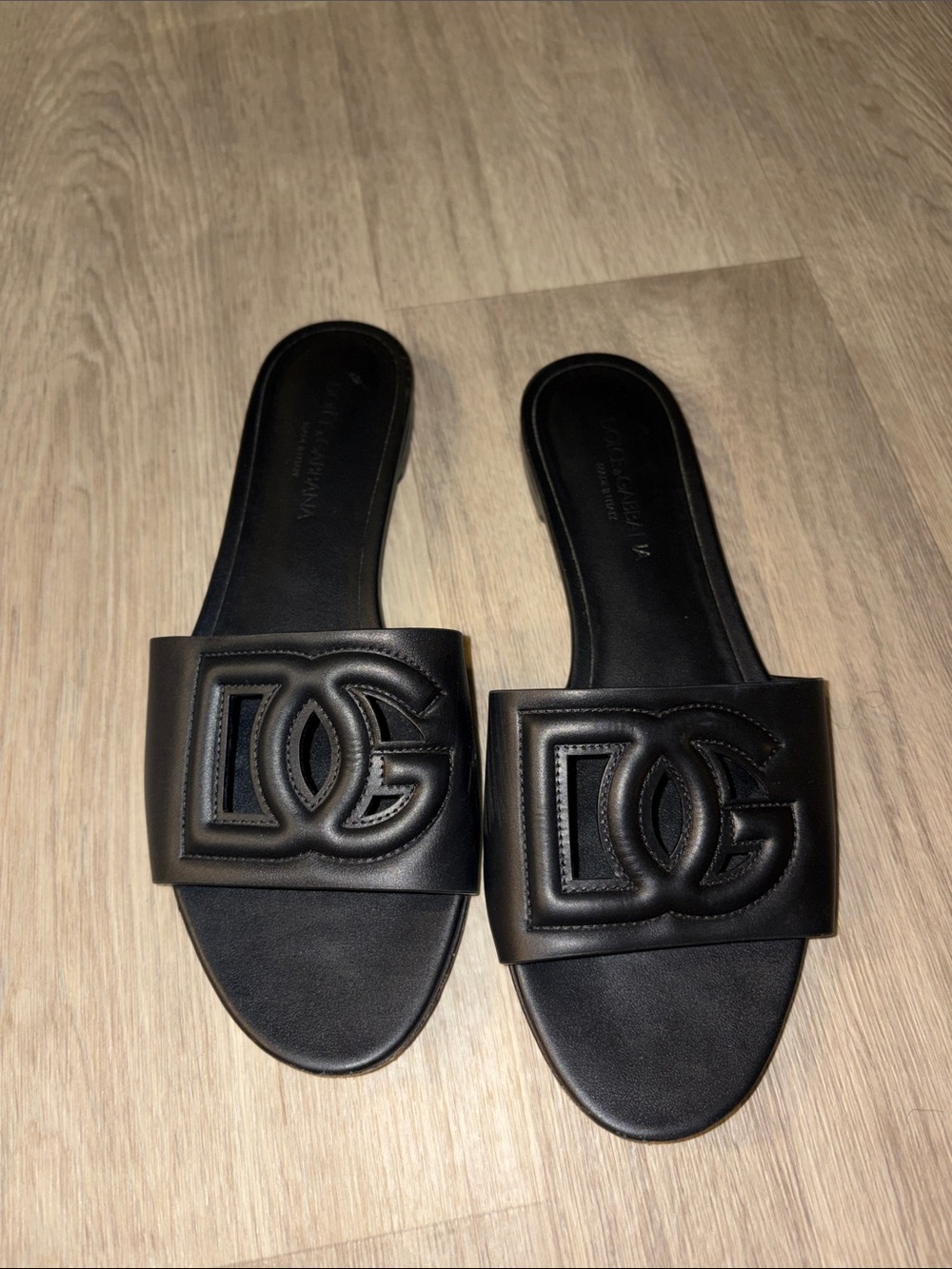 Dolce&Gabbana

DG Interlocked Leather Sandals
